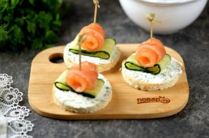 Бутерброды с огурцом и форелью Бутерброды с огурцом и форелью