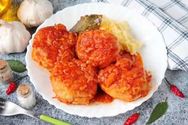 Куриные биточки в духовке с подливкой Куриные биточки в духовке с подливкой