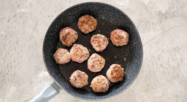 Фрикадельки в томатно-чесночном соусе, пошаговый рецепт с фото на 841 ккал Фрикадельки в томатно-чесночном соусе, пошаговый рецепт с фото на 841 ккал