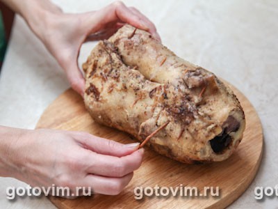 Рулет из утки с черносливом, запеченный в тесте