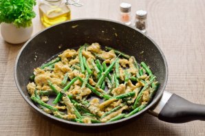 Спаржевая фасоль в яйце с сыром