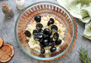 Салат "Пино-нуар" с виноградом