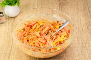 Салат "Гусарский" с помидорами и говядиной Салат "Гусарский" с помидорами и говядиной