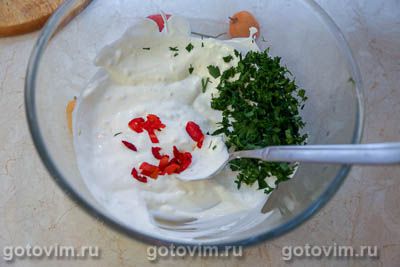 Печеночный торт с чесночным соусом