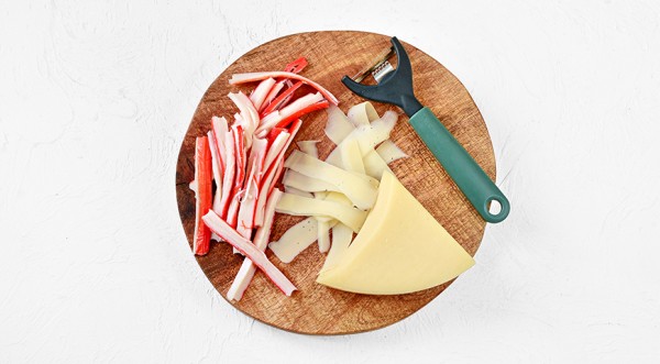 Салат цезарь с крабовыми палочками, пошаговый рецепт с фото на 505 ккал