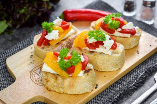 Брускетта с маринованным перцем и фетой