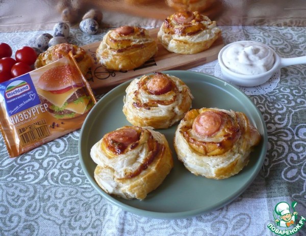 Слоеные рулетики с плавленым сыром Слоеные рулетики с плавленым сыром