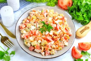 Салат с копченой курицей и манго