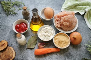 Куриные биточки в духовке с подливкой Куриные биточки в духовке с подливкой