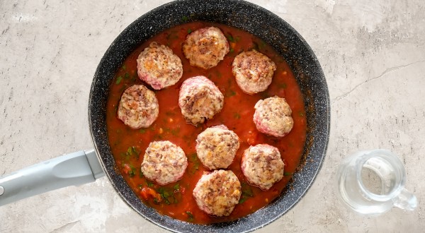 Фрикадельки в томатно-чесночном соусе, пошаговый рецепт с фото на 841 ккал Фрикадельки в томатно-чесночном соусе, пошаговый рецепт с фото на 841 ккал