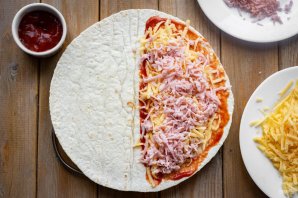 Кесадилья с сыром и колбасой Кесадилья с сыром и колбасой