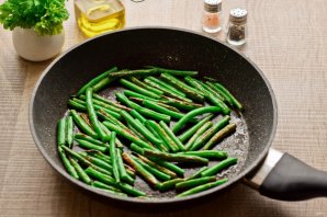 Спаржевая фасоль в яйце с сыром