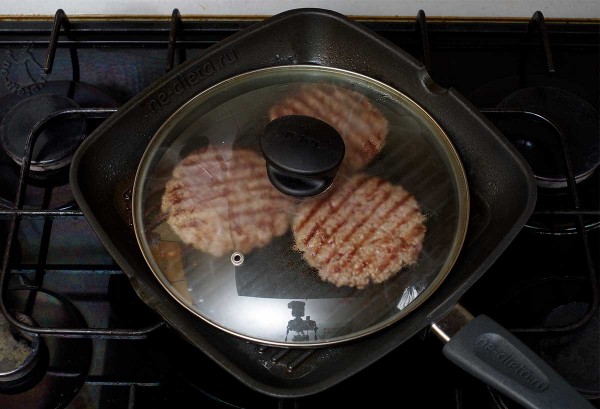 Бургеры с говядиной и яйцом Бургеры с говядиной и яйцом