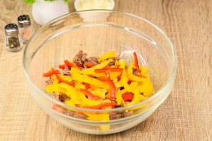 Салат "Гусарский" с помидорами и говядиной Салат "Гусарский" с помидорами и говядиной