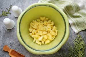 Окрошка на сыворотке и сметане с колбасой Окрошка на сыворотке и сметане с колбасой