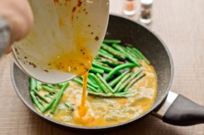 Спаржевая фасоль в яйце с сыром