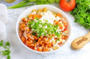 Салат с копченой курицей и манго