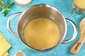 Каша пшённая в кастрюле на молоке Каша пшённая в кастрюле на молоке