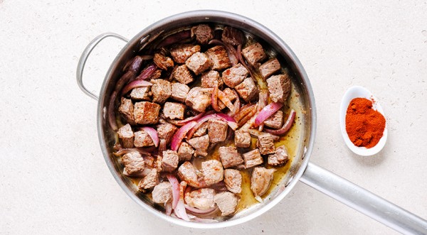 Говядина тушеная с молодой картошкой, пошаговый рецепт с фото на 689 ккал Говядина тушеная с молодой картошкой, пошаговый рецепт с фото на 689 ккал