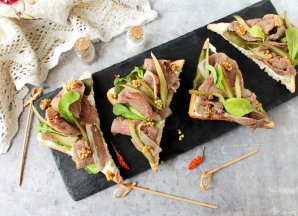 Брускетты с говяжьим языком и корнишонами Брускетты с говяжьим языком и корнишонами