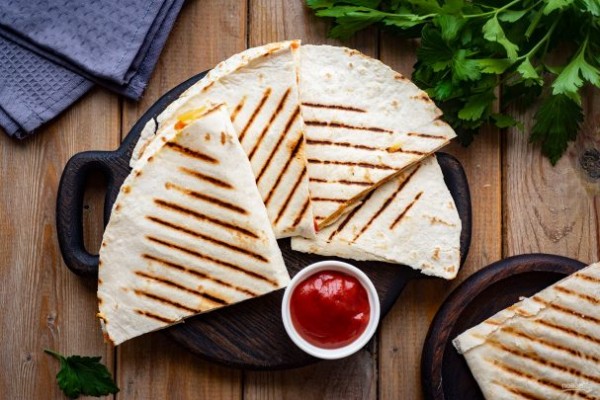 Кесадилья с сыром и колбасой Кесадилья с сыром и колбасой