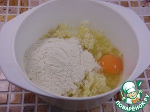 Картофельный пирог с фаршированными тунцом черри