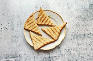 Брускетты с говяжьим языком и корнишонами Брускетты с говяжьим языком и корнишонами