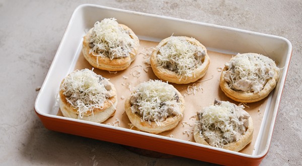 Жюльен в тарталетках с курицей и грибами, пошаговый рецепт с фото на 185 ккал