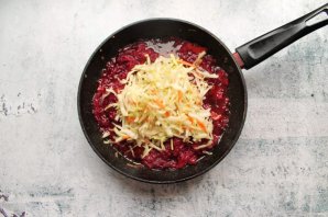 Борщ с квашеной капустой, свеклой и курицей Борщ с квашеной капустой, свеклой и курицей
