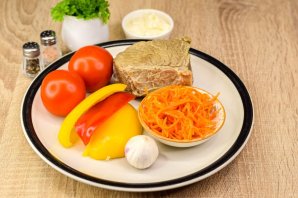 Салат "Гусарский" с помидорами и говядиной Салат "Гусарский" с помидорами и говядиной