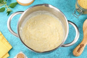Каша пшённая в кастрюле на молоке Каша пшённая в кастрюле на молоке