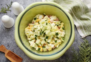 Окрошка на сыворотке и сметане с колбасой Окрошка на сыворотке и сметане с колбасой