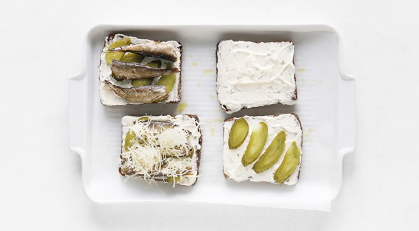 Бутерброды со шпротами и огурцом, пошаговый рецепт с фото на 393 ккал Бутерброды со шпротами и огурцом, пошаговый рецепт с фото на 393 ккал