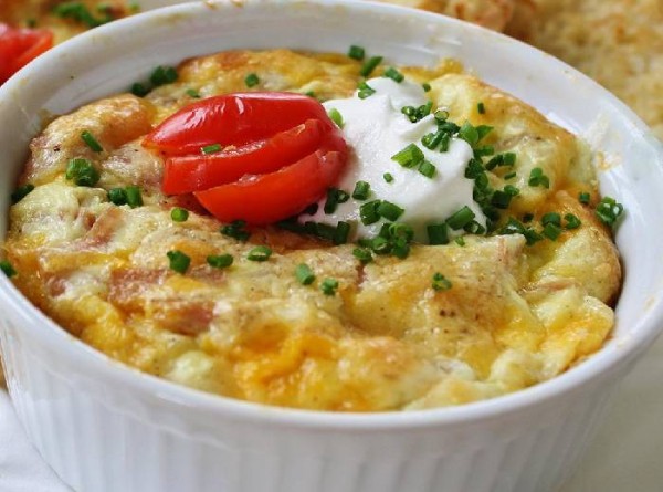 Пышный омлет в духовке — рецепт на молоке с колбасой
Пышный омлет в духовке — рецепт на молоке с колбасой