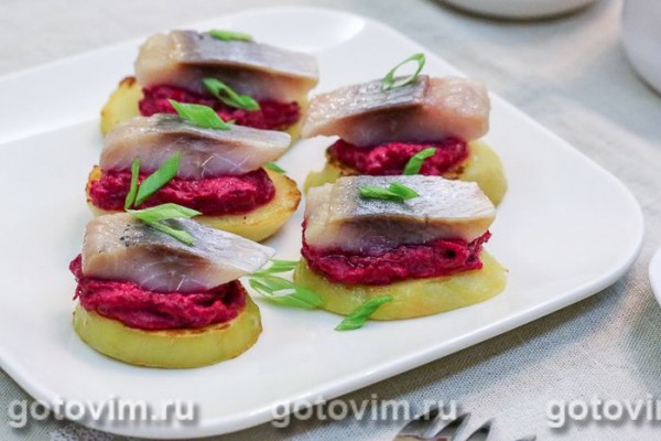 Тартинки из картофеля с соленой сельдью и свеклой