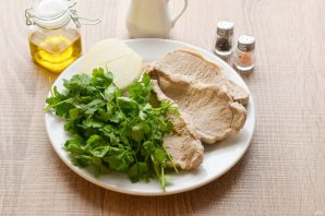 Деревенский свадебный салат из свинины с луком