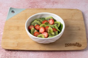 Салат из клубники и киви Салат из клубники и киви