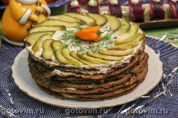 Печеночный торт с чесночным соусом