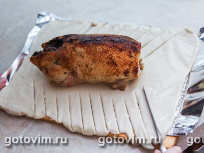 Рулет из утки с черносливом, запеченный в тесте