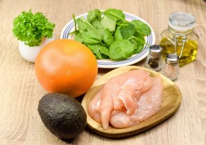 Салат с грейпфрутом, курицей и авокадо