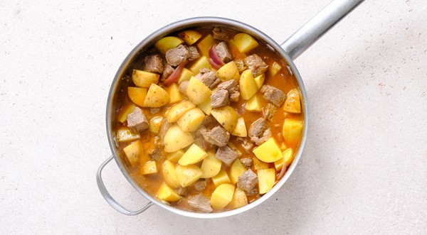 Говядина тушеная с молодой картошкой, пошаговый рецепт с фото на 689 ккал Говядина тушеная с молодой картошкой, пошаговый рецепт с фото на 689 ккал