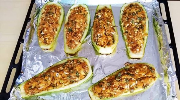 Фаршированные кабачки лодочки в духовке с овощами
Фаршированные кабачки лодочки в духовке с овощами