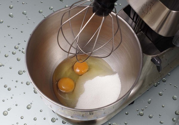 Бисквитный торт с вишней и маскарпоне Бисквитный торт с вишней и маскарпоне