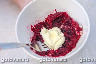 Тартинки из картофеля с соленой сельдью и свеклой