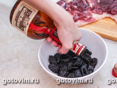 Рулет из утки с черносливом, запеченный в тесте