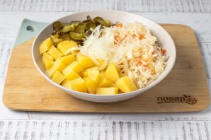 Салат из квашеной капусты с картошкой и огурцами Салат из квашеной капусты с картошкой и огурцами