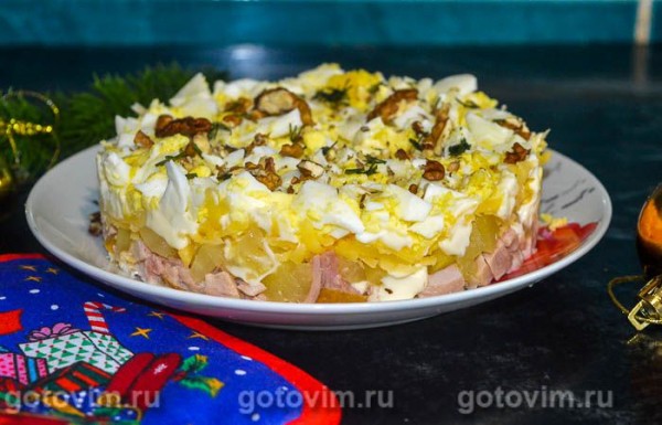 Слоеный салат с копченой курицей, ананасами и грецкими орехами