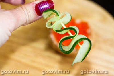 Закуски в тарталетках с сыром и красной икрой «Ёлочки» Закуски в тарталетках с сыром и красной икрой «Ёлочки»