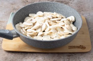 Жареные грибы с луком и морковью на сковороде Жареные грибы с луком и морковью на сковороде