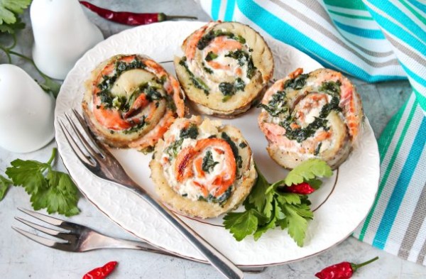 "Розочки" из красной и белой рыбы со шпинатом "Розочки" из красной и белой рыбы со шпинатом